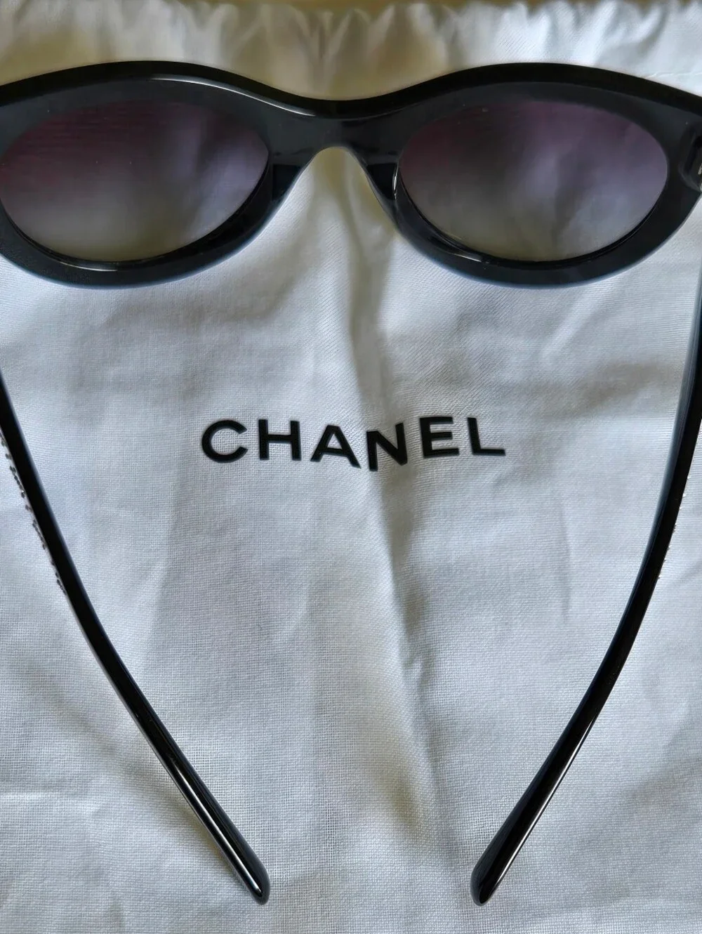 CHANEL exquisite please crystals